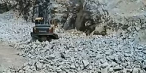 வேடசந்தூர் அருகே கல்குவாரியில் வெடி விபத்து: 2 பேர் உயிரிழப்பு