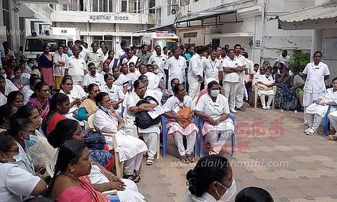 சுகாதார ஊழியர்கள் போராட்டம்