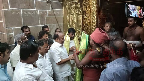 அமைச்சர்கள் கே.என்.நேரு, எம்.ஆர்.கே.பன்னீர்செல்வம் சாமி தரிசனம்