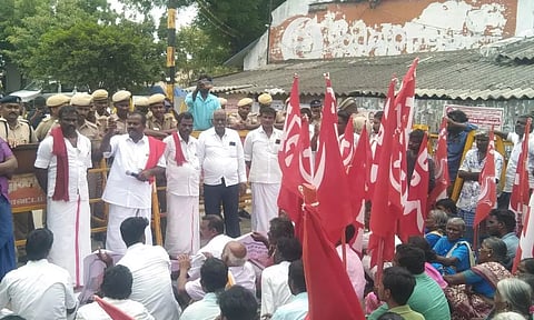 மத்திய அரசை கண்டித்து 3-வது நாளாக போராட்டம்:சின்னசேலத்தில் ரெயில் மறியலில் ஈடுபட முயற்சி :இந்திய கம்யூனிஸ்டு கட்சியினர் 110 பேர் கைது