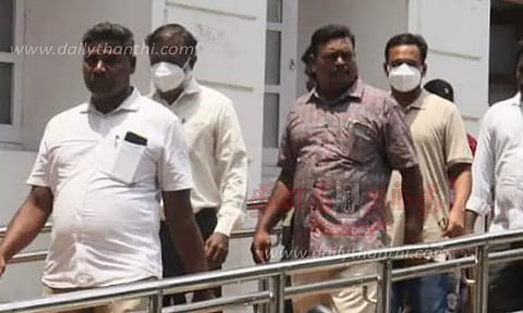 2 அரசு அதிகாரிகளை போலீஸ் காவலில் விசாரிக்க கோர்ட்டு அனுமதி