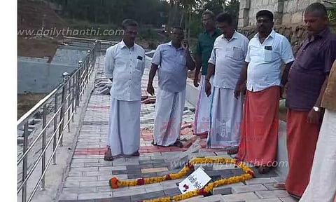 குளத்தில் புதிதாக கட்டிய பக்க சுவர் இடிந்த விவகாரம்:பா.ஜனதாவினர் கண்ணீர் அஞ்சலி செலுத்தி நூதன போராட்டம்