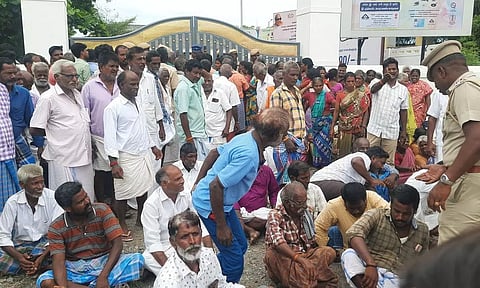 விடுதலை சிறுத்தைகள் கட்சி கொடிக்கம்பத்துக்கு எதிர்ப்பு தொவித்துகள்ளக்குறிச்சி கலெக்டர் அலுவலகத்தை கிராம மக்கள் முற்றுகை :நுழைவு வாயிலை போலீசார் இழுத்து மூடியதால் பரபரப்பு