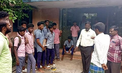 தினத்தந்தி செய்தி எதிரொலி:கூத்தக்குடி பள்ளி விடுதியில் அதிகாரி ஆய்வு :குடிநீர் உள்ளிட்ட வசதிகளை செய்து தருவதாக மாணவர்களிடம் உறுதி