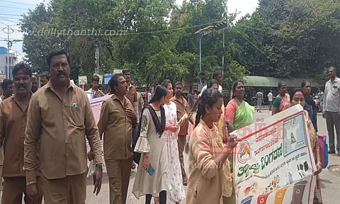 கோலார் நகரசபை ஊழியர்கள், தூய்மை பணியாளர்கள் விழிப்புணர்வு ஊர்வலம்