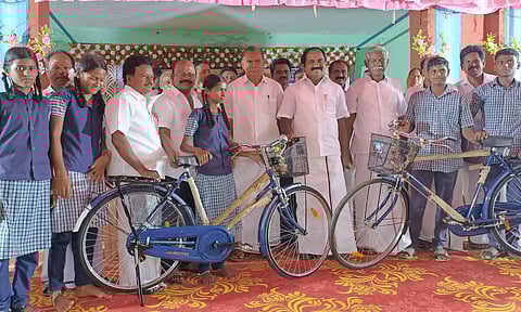 பள்ளி மாணவர்களுக்கு அமைச்சர் மெய்யநாதன் விலையில்லா சைக்கிள்களை வழங்கினார்