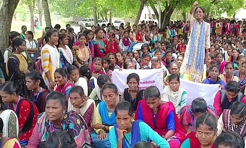 சுகாதாரமான குடிநீர் கேட்டு அரசு கல்லூரியில் மாணவர்கள் உள்ளிருப்பு போராட்டம் சிதம்பரம் அருகே பரபரப்பு