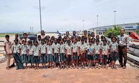 மாணிக்கம்தாகூர் எம்.பி. ஏற்பாட்டில் விமான நிலையத்தை சுற்றிப்பார்த்த அரசு பள்ளி மாணவர்கள்