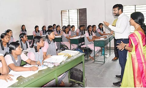 கடலூரில் அரசு பள்ளி மாணவிகளுடன் கலெக்டர் கலந்துரையாடல்