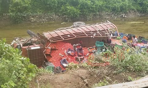 லாரிகள் கவிழ்ந்தன; டிரைவர்கள் உயிர் தப்பினர்