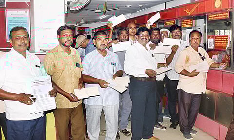 பழைய மின்கட்டணத்தை அமல்படுத்தக்கோரி முதல்-அமைச்சருக்கு பதிவு தபால் அனுப்பிய தொழில் முனைவோர்கள்