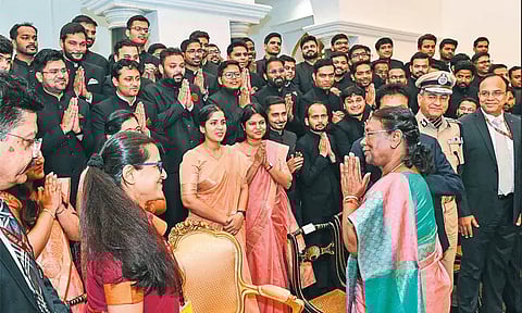 'ரெயில் பயணிகளை விருந்தினர்களை போல நடத்துங்கள்' - ஜனாதிபதி அறிவுரை