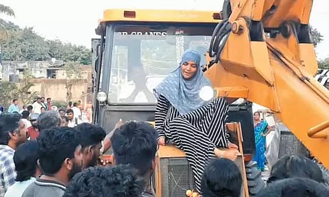 கல்பாக்கம் அருகே சாலையோர ஆக்கிரமிப்பு கடைகள் அகற்றம்; பொக்லைன் எந்திரத்தின் மீது ஏறி எதிர்ப்பு தெரிவித்த பெண்ணால் பரபரப்பு