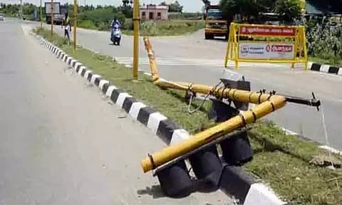 தைலாவரம் கூட்ரோடு சந்திப்பில் புதிய சிக்னல் கம்பம் அமைக்காததால் வாகன ஓட்டிகள் அவதி