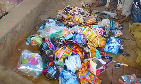 கழிப்பறையில் புகையிலை பொருட்கள் பதுக்கல்