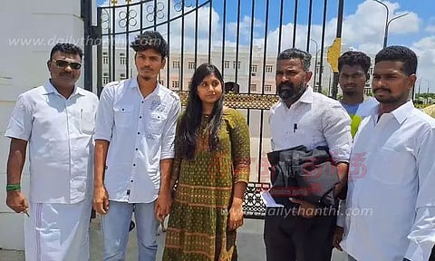 கோர்ட்டில் என்ஜினீயரிங் மாணவி காதலனுடன் தஞ்சம்