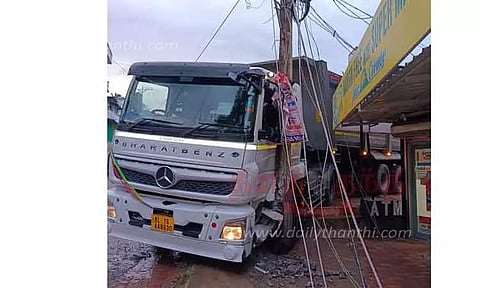 கனரக லாரி மோதி மின்கம்பம் சேதம்