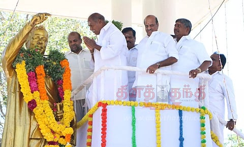 அண்ணா சிலைக்கு, அரசியல் கட்சியினர் மரியாதை