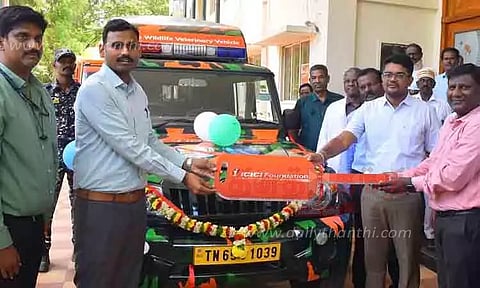 மருத்துவத்துறை, வனத்துறைக்கு புதிய வாகனங்கள்