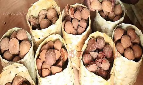 சீசன் முடிந்தும் பனைமரத்தில் இருந்து மண் கலயத்தை இறக்காத தொழிலாளர்கள்