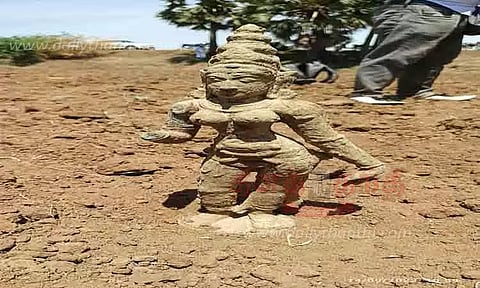 வயலில் கிடந்த பழங்கால சாமி சிலை