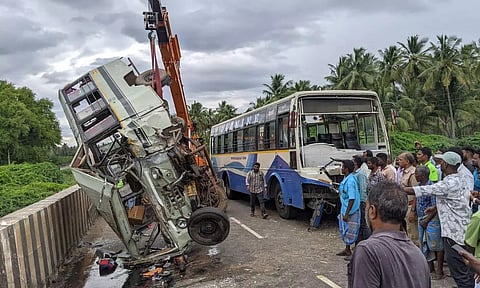 அரசு பஸ் மீது மோதி தலைகுப்புற கவிழ்ந்த வேன்