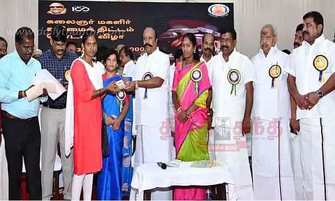 மகளிர் உரிமைத் தொகை பயனாளிகளுக்கு ஏ.டி.எம். கார்டு அமைச்சர் கே.ஆர். பெரிய கருப்பன் வழங்கினார்