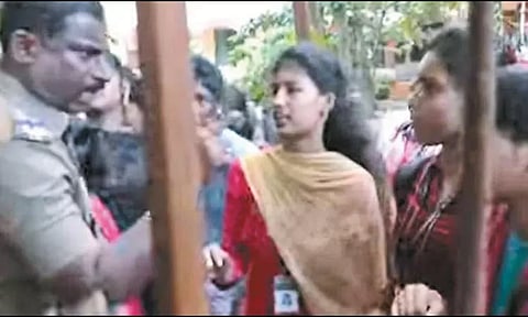 அன்னை தெரசா மகளிர் பல்கலைக்கழக வளாகத்தில் சுவர் ஏறி குதித்து நியாயம் கேட்கச் சென்ற மாணவிகள்