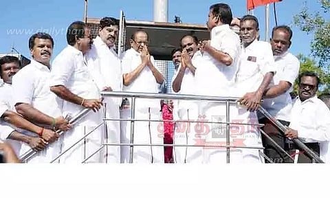 அண்ணா சிலைக்கு அரசியல் கட்சியினர் மாலை அணிவிப்பு