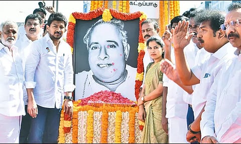 115-வது பிறந்தநாளையொட்டி அண்ணா உருவப்படத்துக்கு அரசியல் கட்சி தலைவர்கள் மரியாதை