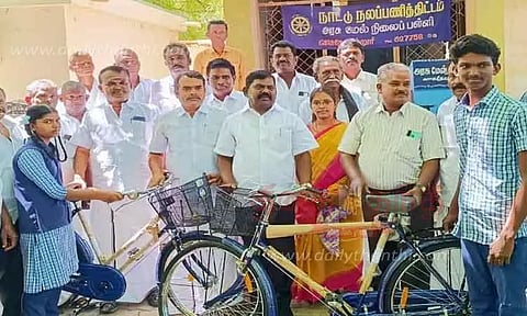 மாணவர்களுக்கு இலவச சைக்கிள்