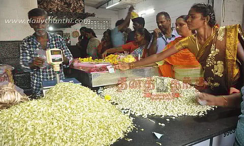 விநாயகர் சதுர்த்தியை முன்னிட்டு மதுரையில் பூக்கள் விலை இரண்டு மடங்கு உயர்வு.!