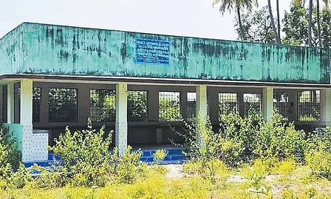 பள்ளிப்பட்டு தாலுகா அலுவலகத்தில் நிழற்குடையை பயன்பாட்டுக்கு கொண்டுவர பொதுமக்கள் கோரிக்கை