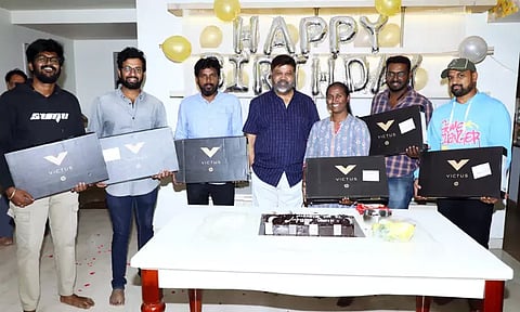 பிறந்த நாள் கொண்டாட்டம்; உதவி இயக்குனர்களுக்கு லேப் டாப் பரிசளித்த பி.வாசு...!