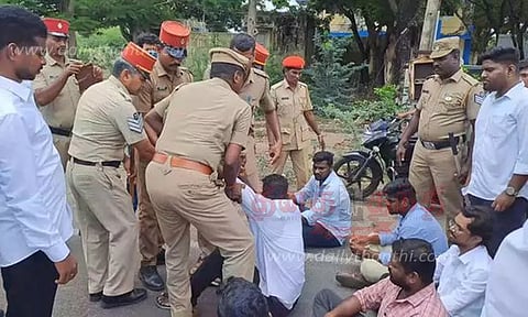 புதிய மதுக்கடைக்கு அரசு அனுமதியை எதிர்த்து மறியல்