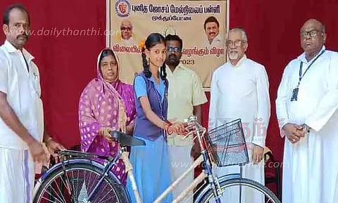 மாணவர்களுக்கு விலையில்லா சைக்கிள்கள்