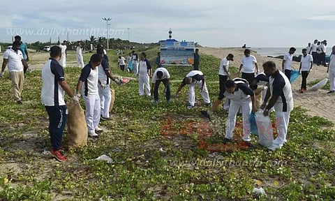 கடலோர காவல்படையினர் தூய்மைப்பணி