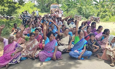 விருத்தாசலம் அருகே சாலையை சீரமைக்கக்கோரி பொதுமக்கள் மறியல் போக்குவரத்து பாதிப்பு