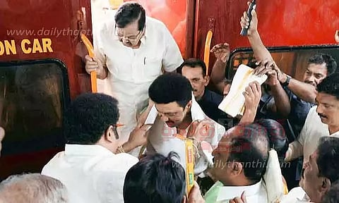 முதல்-அமைச்சர் மு.க.ஸ்டாலினுக்கு கொட்டும் மழையில் உற்சாக வரவேற்பு