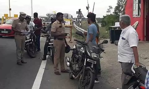 விபத்துகளை தடுக்கும் வகையில் போலீசார் வாகன சோதனை