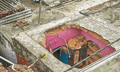 உத்தரபிரதேசத்தில் வீட்டின் மேற்கூரை இடிந்து விழுந்து ஒரே குடும்பத்தை சேர்ந்த 5 பேர் பலி