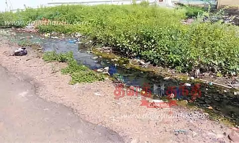 தேங்கி நிற்கும் கழிவுநீரால் பொதுமக்கள் அவதி