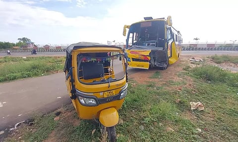 விபத்தில் சிக்கிய ஆம்னிபஸ், ஆட்டோ