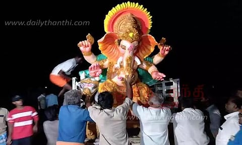 ஐகோர்ட்டு உத்தரவு எதிரொலி; விநாயகர் சிலைகளை எடுத்துச்செல்ல அதிகாரிகள் நிபந்தனையுடன் அனுமதி