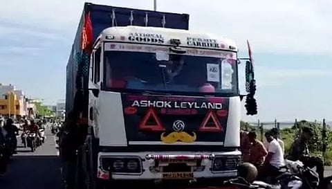 வெடிமருந்து பாரம் ஏற்றிய கன்டெய்னர் லாரி நடுரோட்டில் பழுதாகி நின்றதால் பரபரப்பு