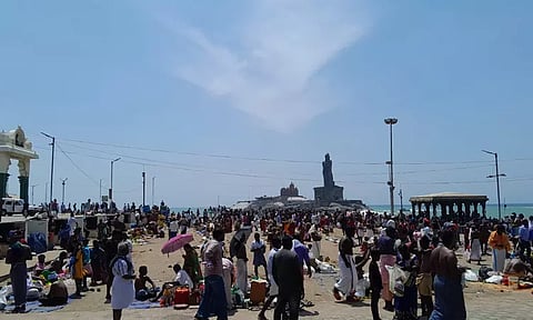 விடுமுறை தினம்; கன்னியாகுமரியில் குவிந்த சுற்றுலா பயணிகள்...!