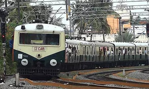 தண்டவாளத்தை கடக்க முயன்றபோது ரெயிலில் அடிபட்டு வாலிபர் சாவு