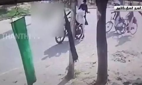 சைக்கிளில் சென்ற மாணவியின் துப்பட்டாவை பிடித்து இழுத்த இளைஞர்கள் - கீழே விழுந்த மாணவி பைக் மோதி உயிரிழப்பு