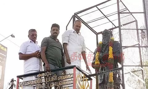 பெரியார் சிலைக்கு அரசியல் கட்சியினர் மரியாதை