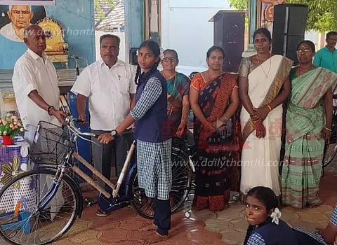 அரசு பள்ளியில் இலவச சைக்கிள்கள் வழங்கும் விழா